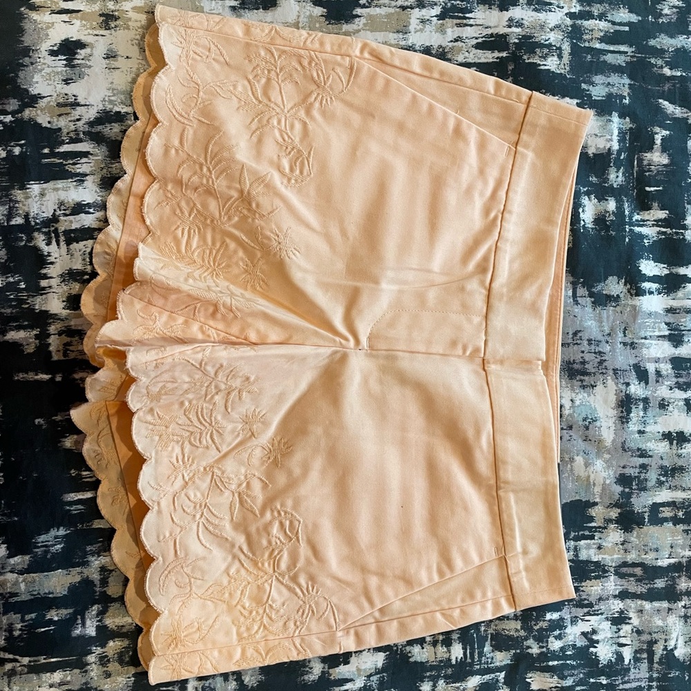 Loft 5” scalloped peach shorts